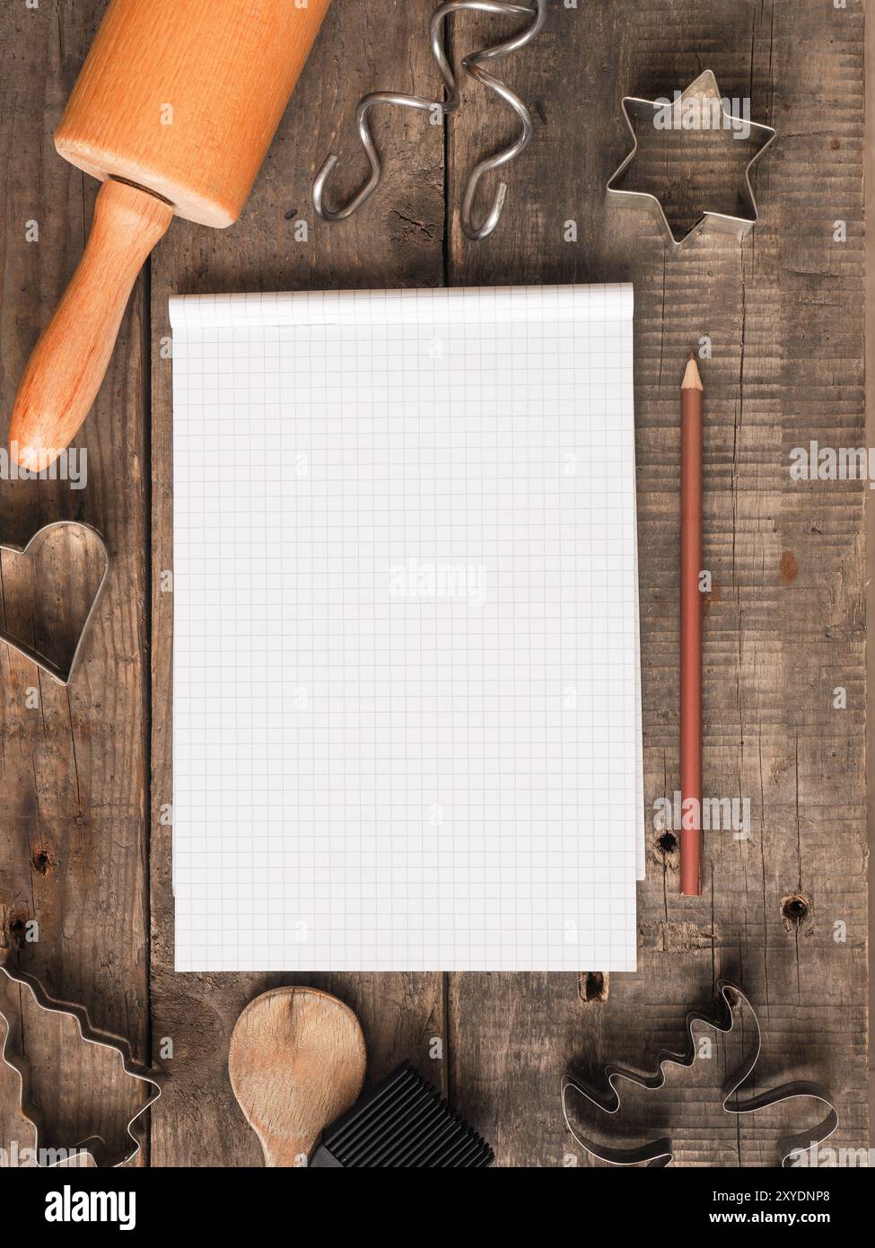 Boulangerie Noël arrière-plan, un moule et de rouleau à pâtisserie sur une vieille table en bois Banque D'Images