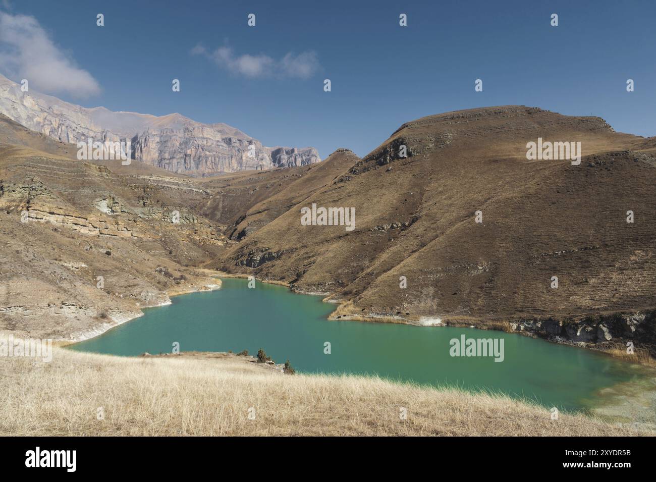 Lac de montagne dans le Caucase sur fond de rochers épiques Banque D'Images