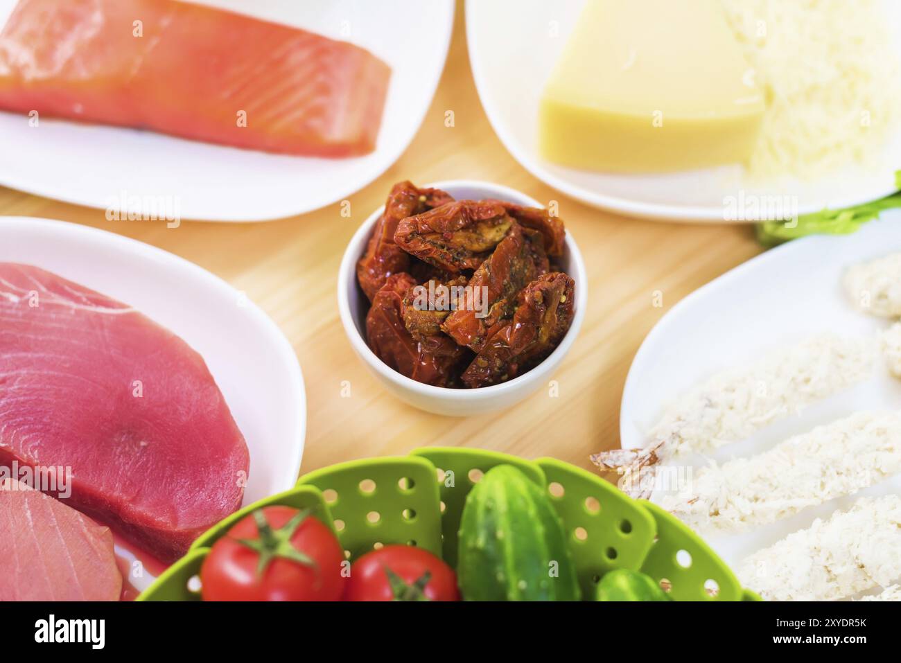 Filet de thon cru appétissant sur une table avec une cour de salade grecque avec du saumon et du citron concombres et tomates ainsi que du fromage. Le concept de d Banque D'Images