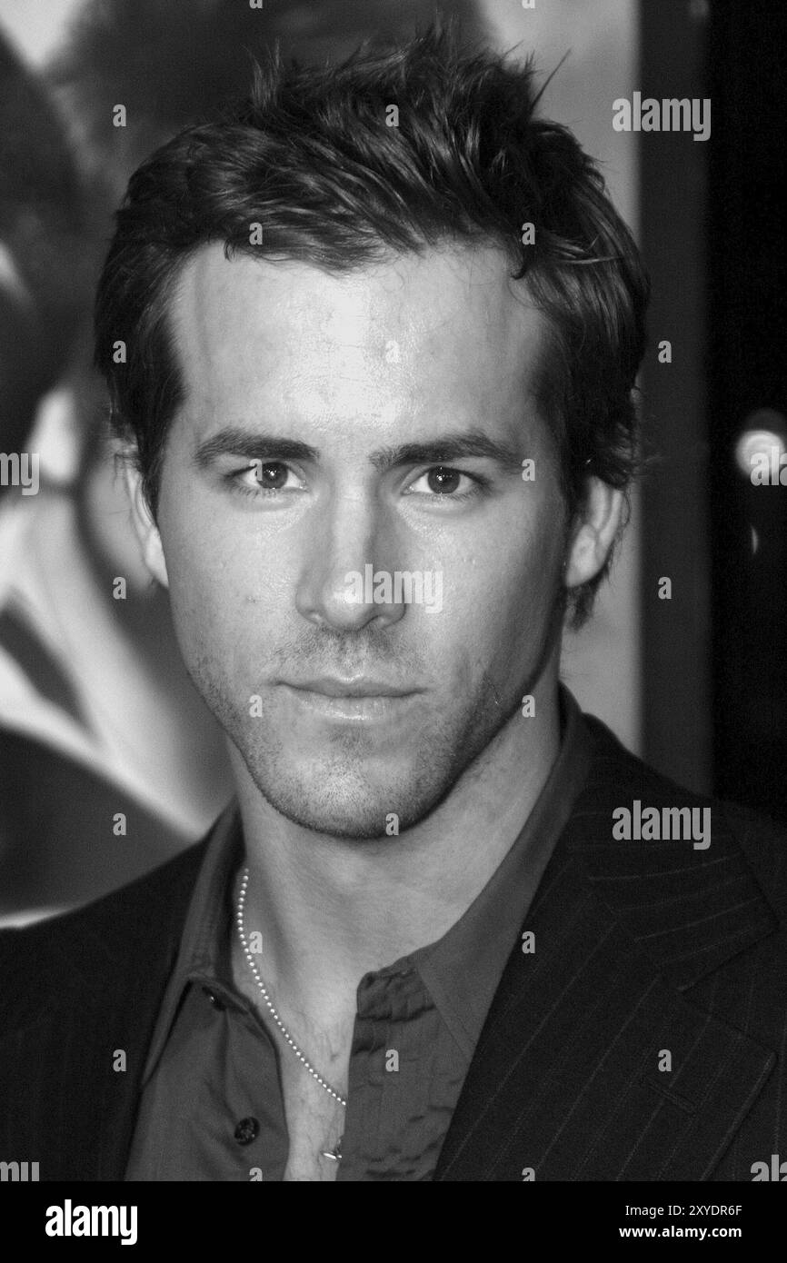 HOLLYWOOD, CA, 7 DÉCEMBRE 2004 : Ryan Reynolds à la première de 'Blade : Trinity' à Los Angeles au Grauman's Chinese Theater à Hollywood, aux États-Unis Banque D'Images HOLLYWOOD, CA, 7 DÉCEMBRE 2004 : Ryan Reynolds à la première de 'Blade : Trinity' à Los Angeles au Grauman's Chinese Theater à Hollywood, aux États-Unis Banque D'Images