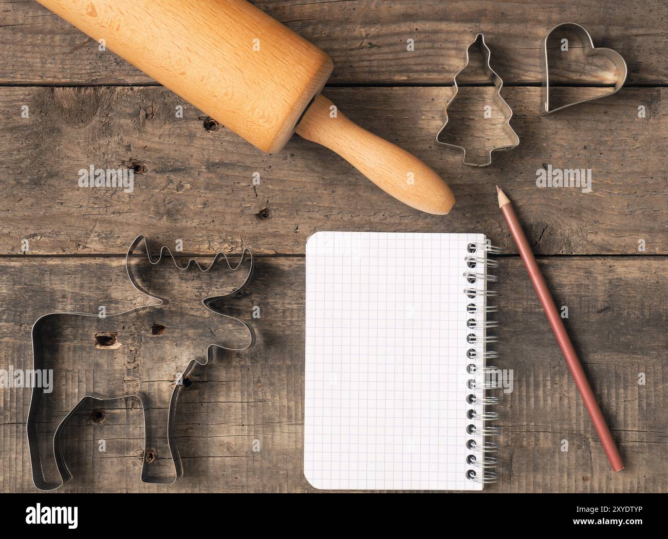 Boulangerie Noël arrière-plan, un moule et de rouleau à pâtisserie sur une vieille table en bois Banque D'Images