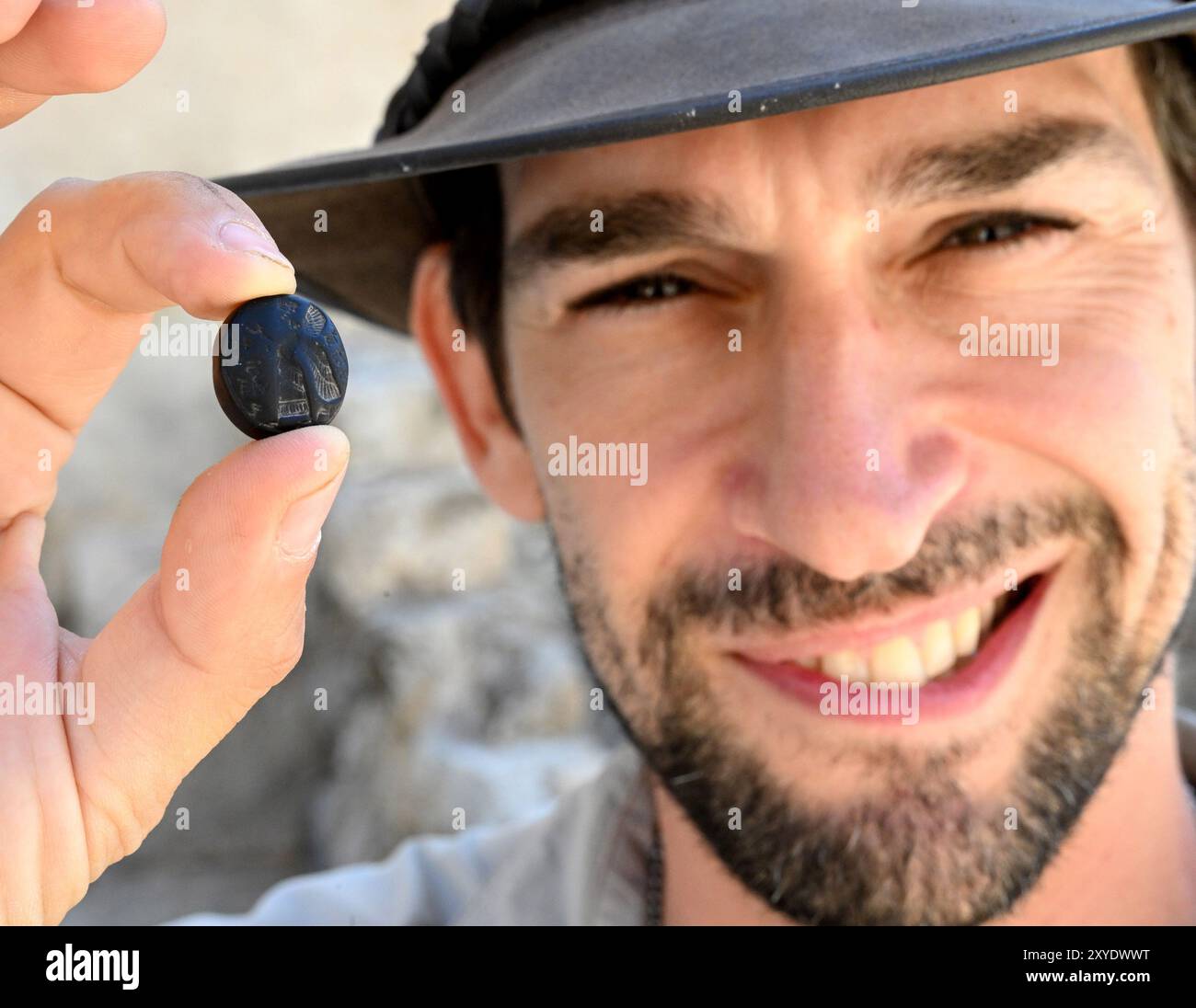 L’archéologue ROM Navot de l’Autorité des Antiquités d’Israël détient un sceau rare de pierre noire, vieux d’environ 2 700 ans, du roi de Juda dans la période du premier Temple, qu’il a découvert lors de fouilles près du mur sud du Mont du Temple près du mur occidental à Jérusalem le jeudi 29 août 2024. Le sceau de pierre rare a une figure ailée et un nom hébreu inscrit en écriture paléo-hébraïque et a été utilisé comme sceau officiel et amulette protectrice d'une figure magique ailée pendant la période du premier Temple. Photo de Debbie Hill/ UPI Banque D'Images