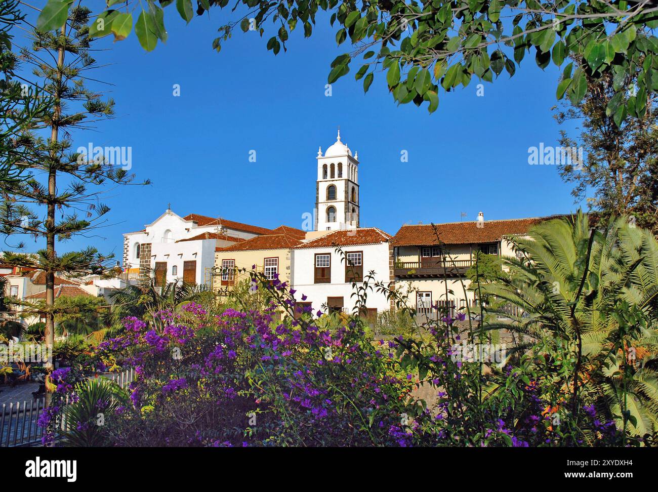 Paysage urbain avec l'église paroissiale Iglesia de Santa Ana à Garachico, vu de la Puerta de Tierra (porte à la terre), l'ancienne porte du port enterrée par t Banque D'Images