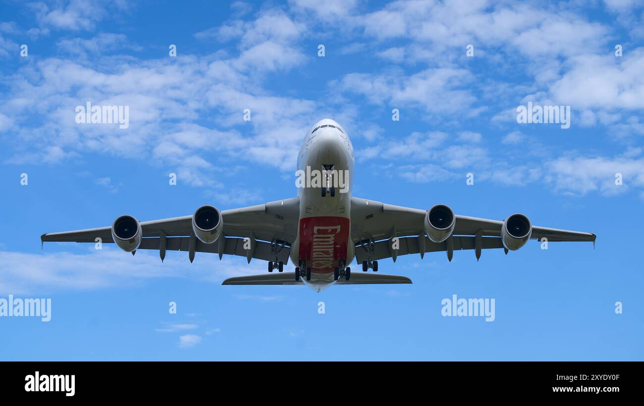 Emirates Airlines A380 entrant dans la terre juste au-dessus. Londres - 28 août 2024 Banque D'Images