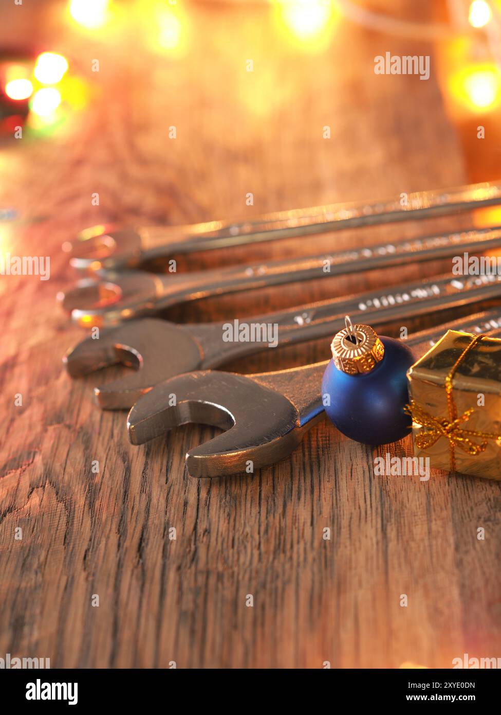 Noël arrière-plan avec des outils sur une table en bois rustique Banque D'Images