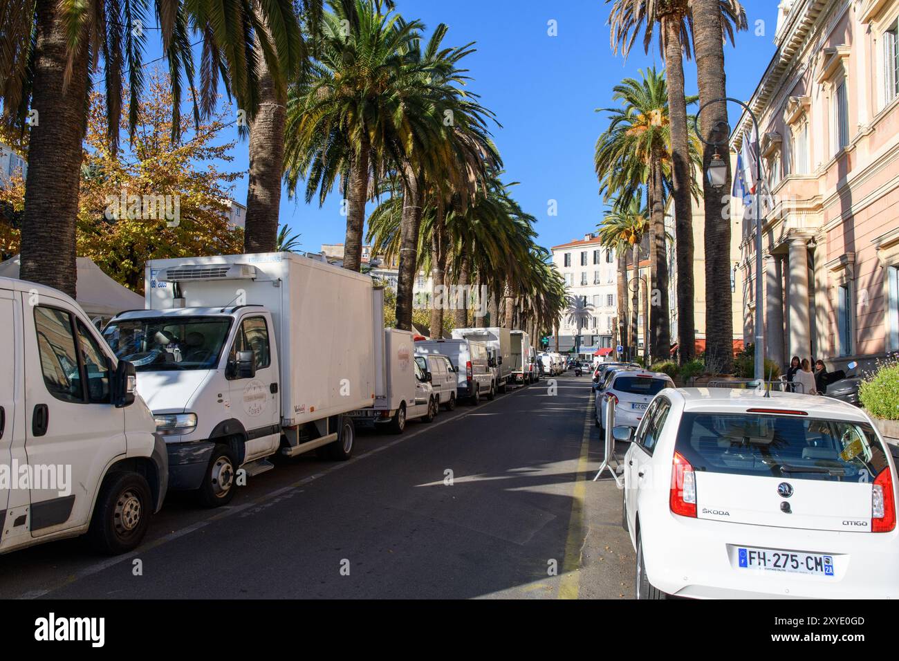 Ajaccio, Corse - 11 octobre 2019 : une scène de rue vibrante sous un ciel bleu clair. Banque D'Images