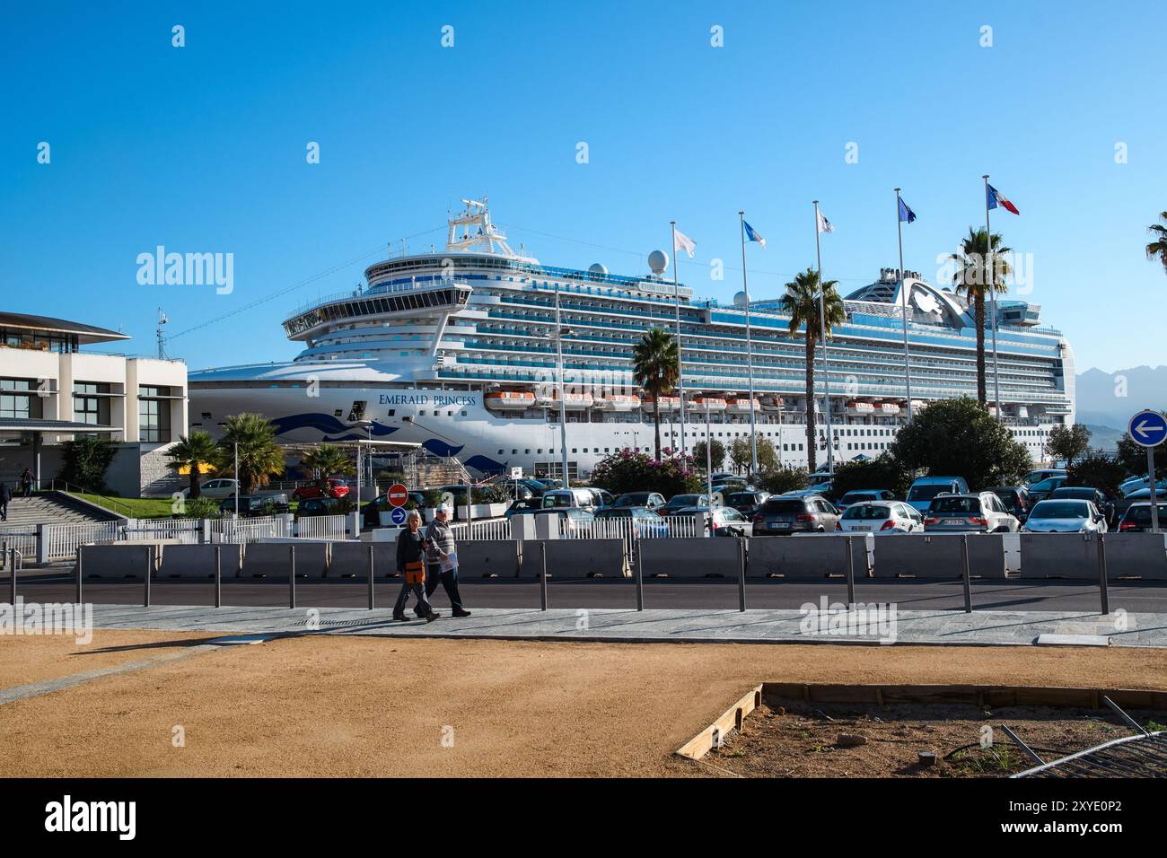 Ajaccio, Corse - 11 octobre 2019 : majestueux bateau de croisière amarré au port ensoleillé de la Méditerranée. Banque D'Images