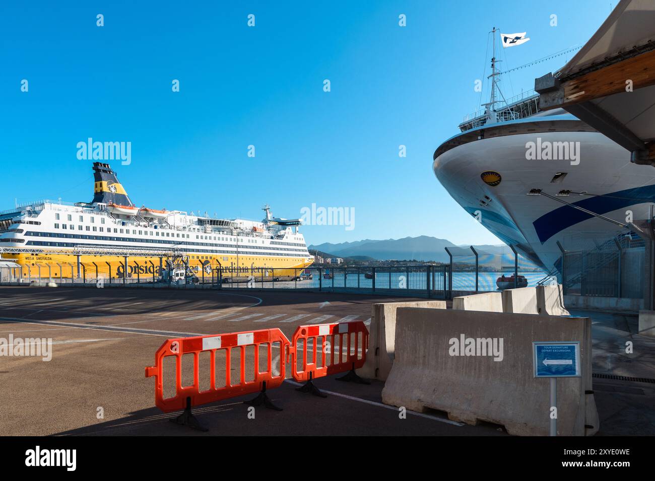 Ajaccio, Corse - 11 octobre 2019 : navire à passagers amarré au port ensoleillé d'Ajaccio. Banque D'Images