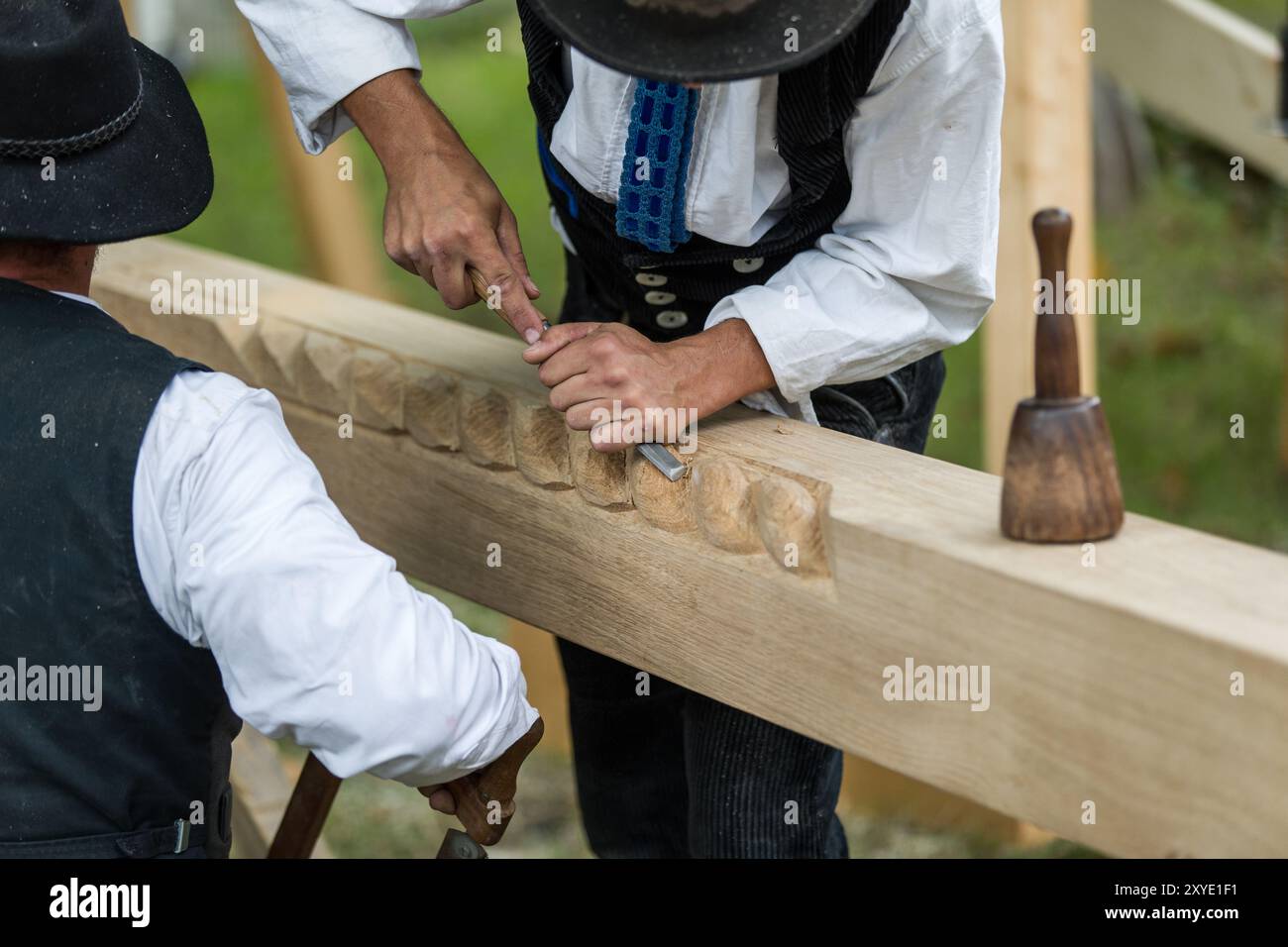 Sculpture d'un charpentier sur une poutre en bois Banque D'Images
