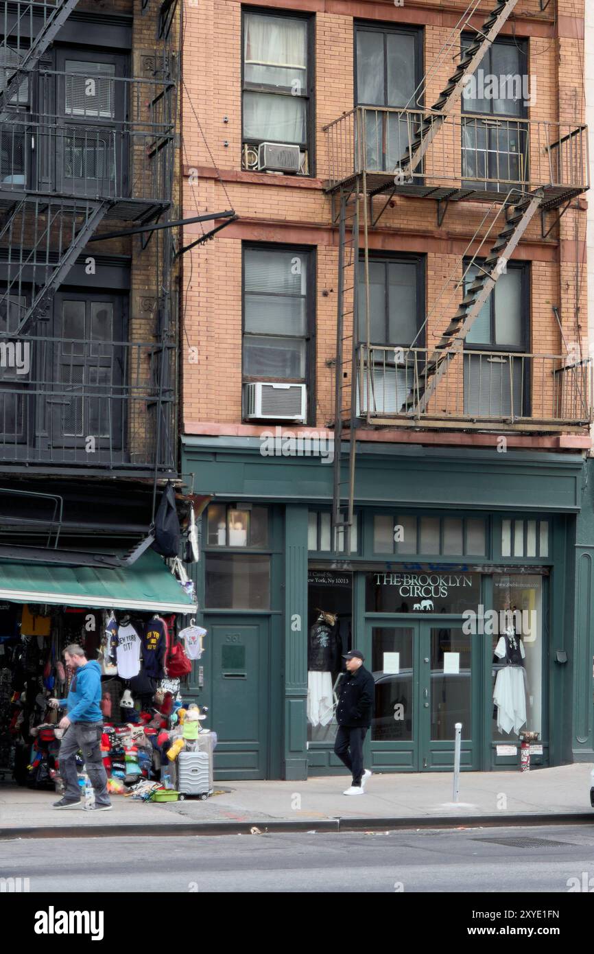 New York, États-Unis - 29 août 2024 : scène de rue animée à Chinatown présentant un magasin de vêtements Brooklyn et des ventes de trottoirs capturant New Yo Banque D'Images