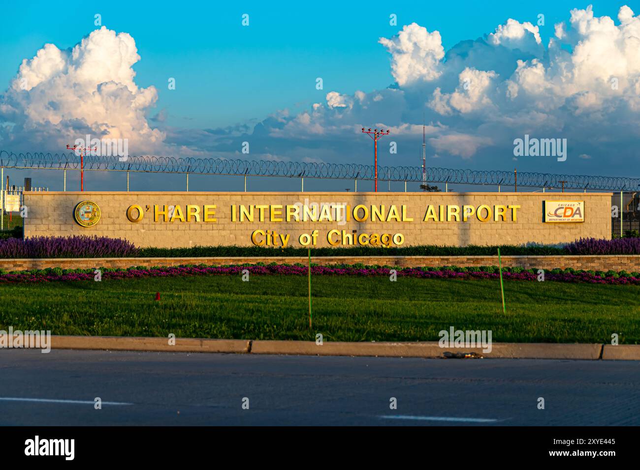 Chicago, Illinois, États-Unis - 28 mai 2017 : panneau d'entrée à la partie South Cargo de l'aéroport international O'Hare de Chicago (ORD). Banque D'Images
