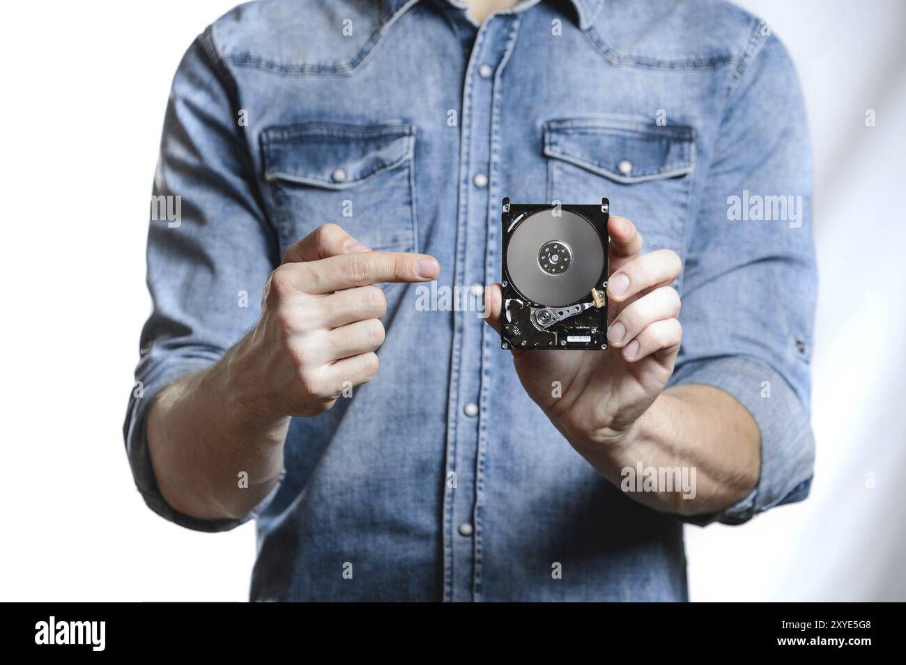 La main de l'homme tient un disque dur de 2,5 pouces. Il pointe vers le disque dur. Vue de l'arrière du disque dur, depuis la carte de circuit imprimé. Isolé sur fond blanc Banque D'Images