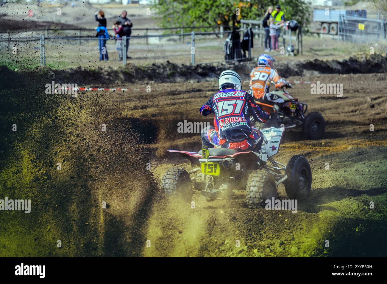 2 quads dans la vue arrière sur la croix la voie Banque D'Images