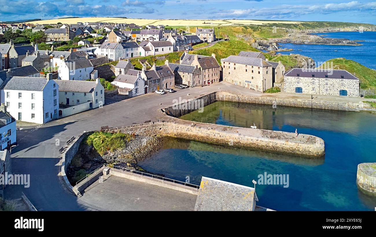 Portsoy Aberdeenshire Écosse en été, un ciel bleu au-dessus des quais portuaires du 17e siècle et abrite une mer bleue dans le Moray Firth Banque D'Images