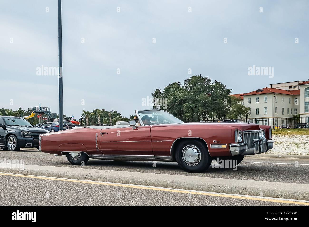 Gulfport, Mississippi - 05 octobre 2023 : vue latérale grand angle d'un cabriolet Eldorado 1972 de Cadillac lors d'un salon automobile local. Banque D'Images