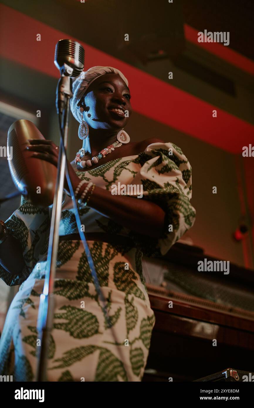 Black Cuban Jazz Singer avec Guiro Banque D'Images