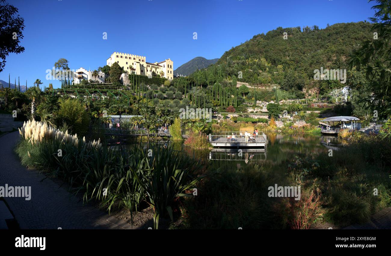 Le château de Trauttmansdorff est situé dans le centre des jardins botaniques de Merano, qui ont été ouverts en 2001. Le château est devenu célèbre, entre autres mince Banque D'Images