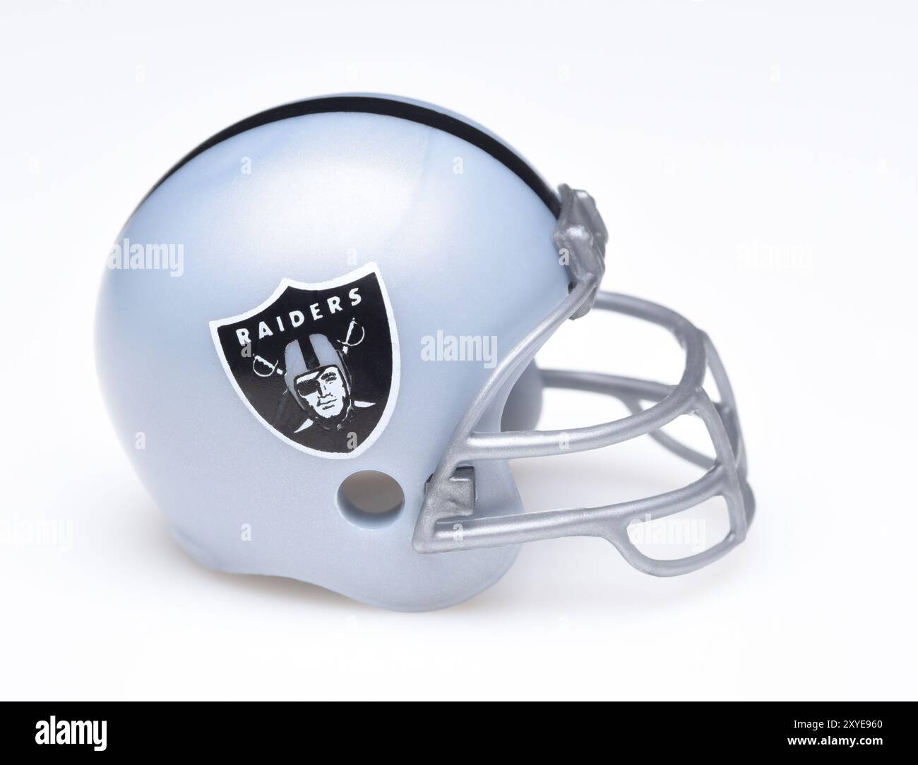 IRVINE, CALIFORNIE - 30 AOÛT 2018 : Mini casque de football à collectionner pour les Raiders d'Oakland de l'American Football Conference West. Banque D'Images