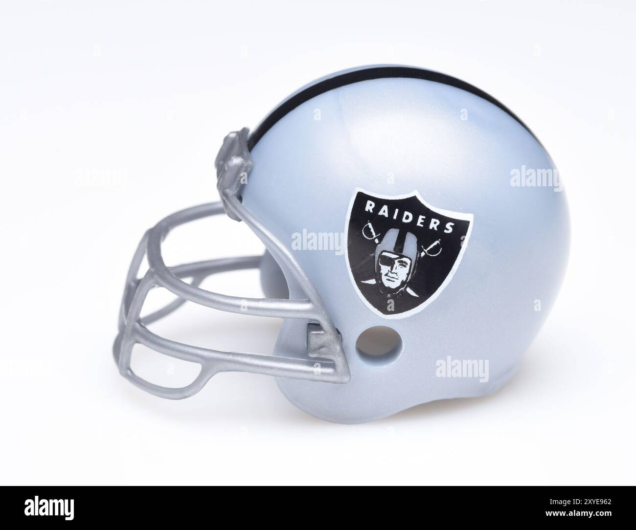 IRVINE, CALIFORNIE - 30 AOÛT 2018 : Mini casque de football à collectionner pour les Raiders d'Oakland de l'American Football Conference West. Banque D'Images