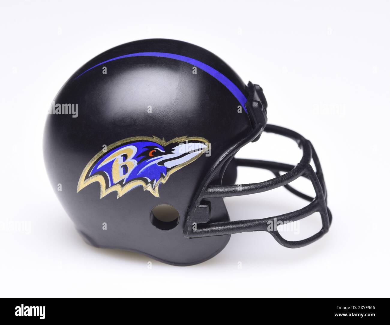 IRVINE, CALIFORNIE - 30 AOÛT 2018 : Mini casque de football à collectionner pour les Ravens de Baltimore de l'American Football Conference North. Banque D'Images