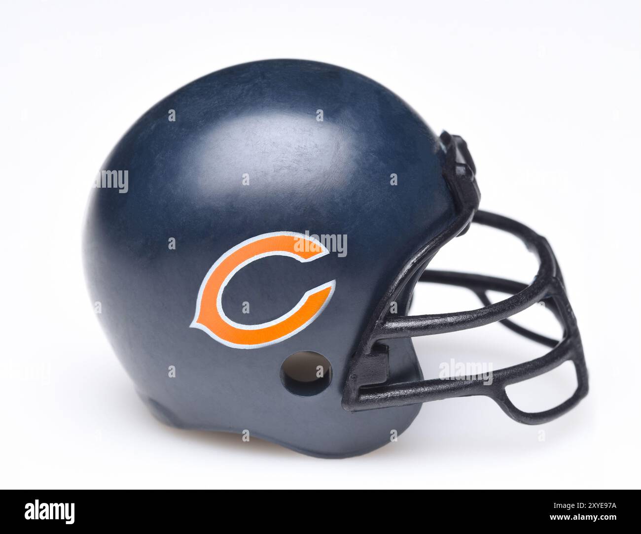 IRVINE, CALIFORNIE - 30 AOÛT 2018 : Mini casque de football à collectionner pour les Chicago Bears de la National Football Conference North. Banque D'Images