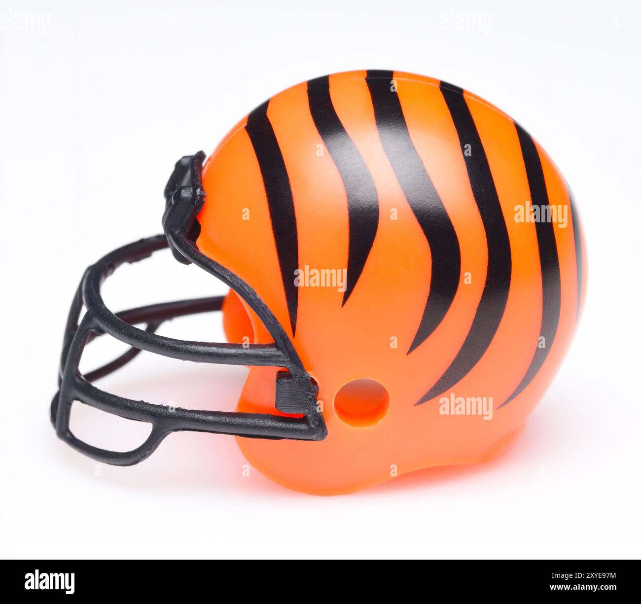 IRVINE, CALIFORNIE - 30 AOÛT 2018 : Mini casque de football à collectionner pour les Cincinnati Bengals de l'American Football Conference North. Banque D'Images