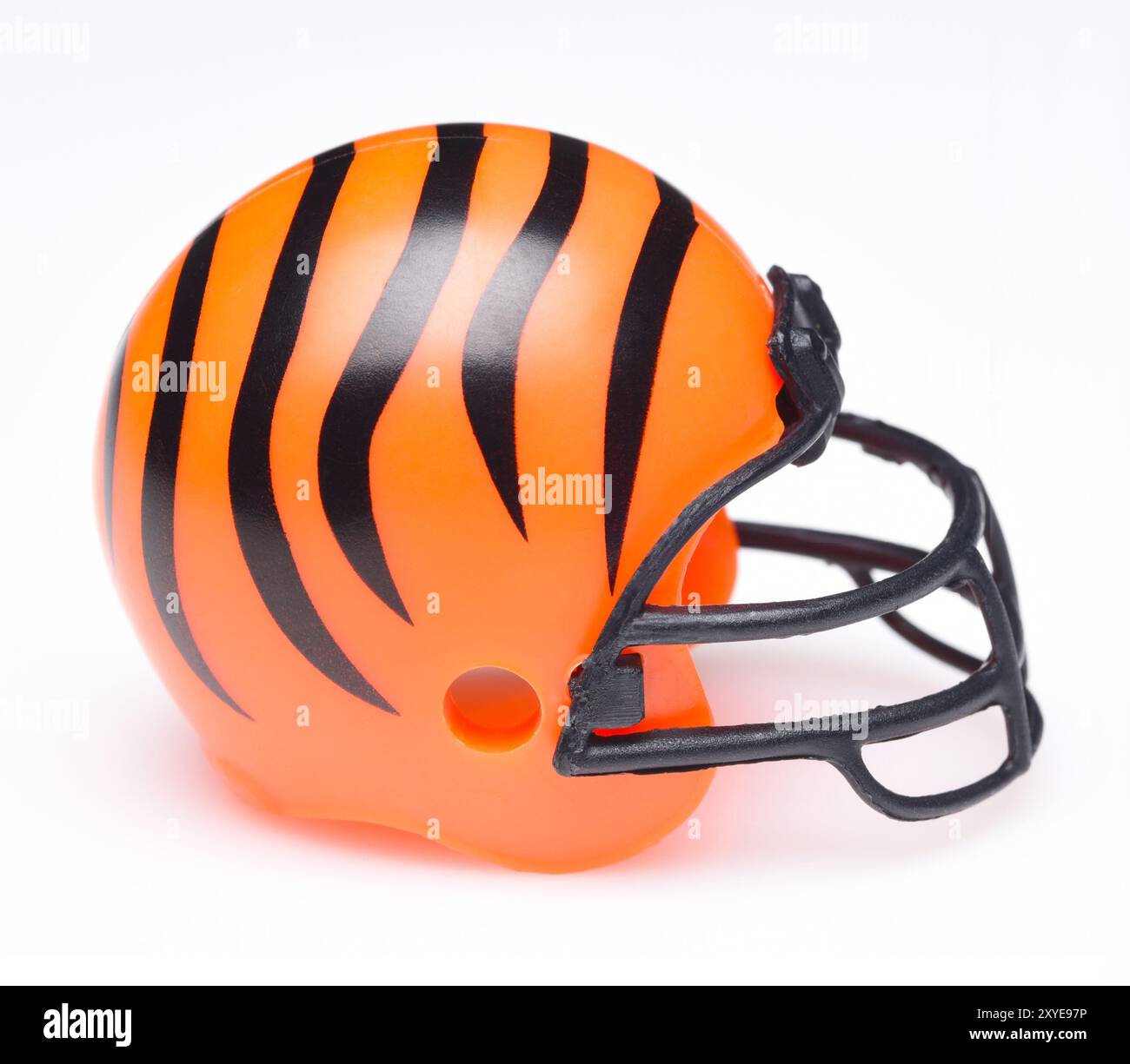 IRVINE, CALIFORNIE - 30 AOÛT 2018 : Mini casque de football à collectionner pour les Cincinnati Bengals de l'American Football Conference North. Banque D'Images
