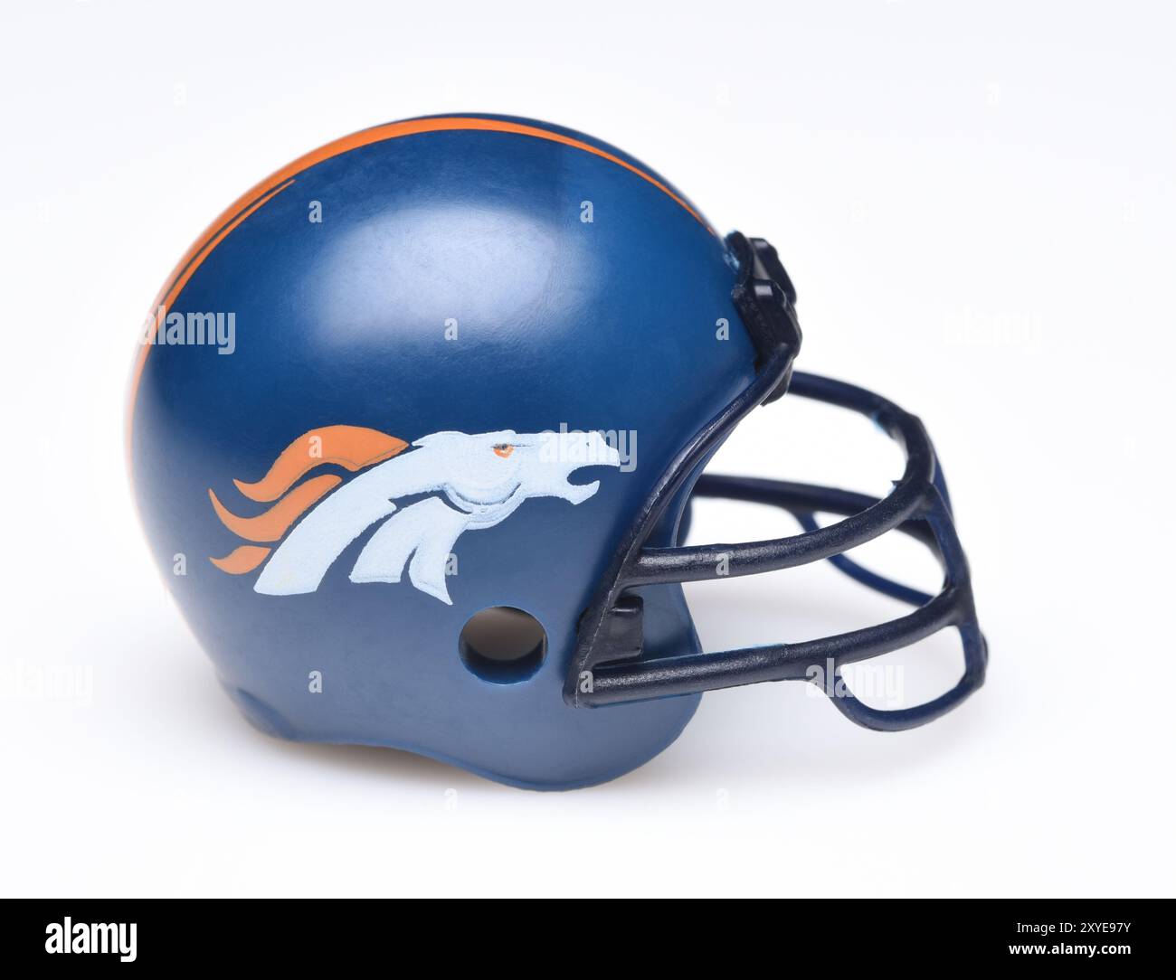 IRVINE, CALIFORNIE - 30 AOÛT 2018 : Mini casque de football à collectionner pour les Broncos de Denver de l'American Football Conference West. Banque D'Images