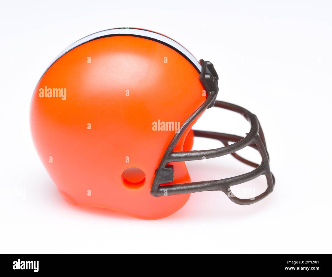 IRVINE, CALIFORNIE - 30 AOÛT 2018 : Mini casque de football à collectionner pour les Browns de Cleveland de l'American Football Conference North. Banque D'Images