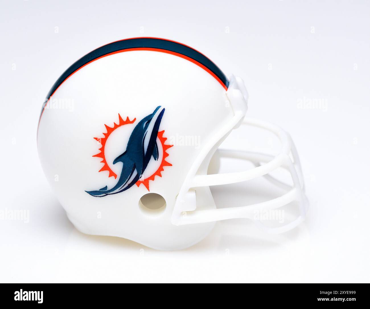 IRVINE, CALIFORNIE - 30 AOÛT 2018 : Mini casque de football à collectionner pour les Dolphins de Miami de la conférence américaine de football est. Banque D'Images