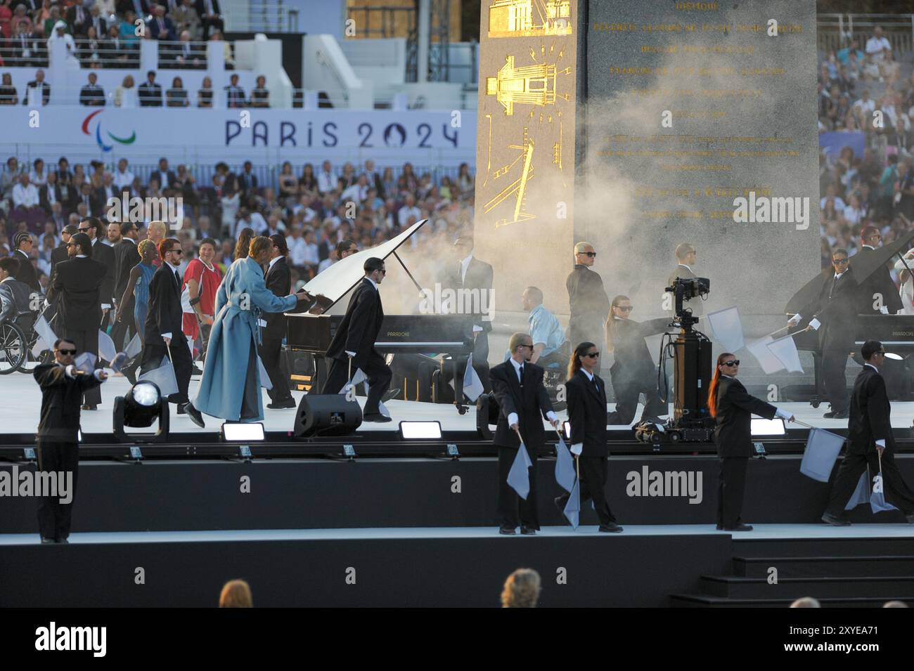 Interprètes sur scène lors de la cérémonie d’ouverture des Jeux Paralympiques de Paris 2024, place de la Concorde. Les para athlètes de 168 délégations ont défilé autour de la plus grande place de Paris, qui a été transformée pour une soirée seulement en une magnifique arène à ciel ouvert. A la fin de la cérémonie, il y avait des feux d'artifice et le Chaudron Paris 2024 a été allumé une fois de plus retournant dans les cieux de Paris. Banque D'Images