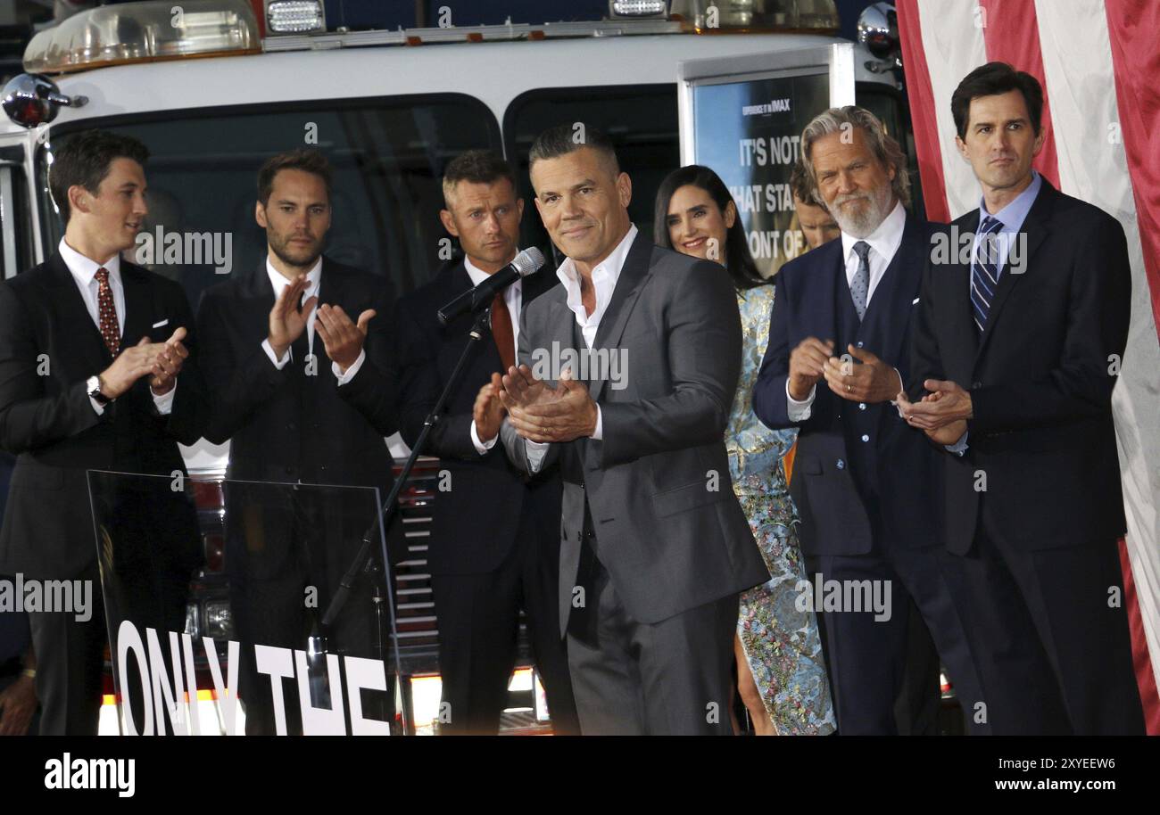 Miles Teller, Taylor Kitsch, Josh Brolin, Jeff Bridges, Jennifer Connelly, Dierks Bentley, Joseph Kosinski et James badge Dale au pré de Los Angeles Banque D'Images