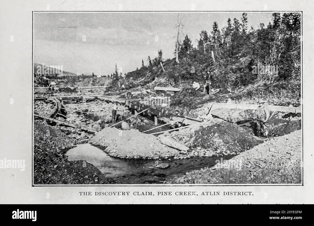 LA REVENDICATION PRÉALABLE, PINE CREEK Atlin District tiré de l'article L'HISTOIRE ET LES PROGRÈS DE L'EXPLOITATION MINIÈRE EN COLOMBIE-BRITANNIQUE. Par H. Mortimer Lamb. Tiré de l'Engineering Magazine consacré au progrès industriel volume XIX 1900 The Engineering Magazine Co Banque D'Images