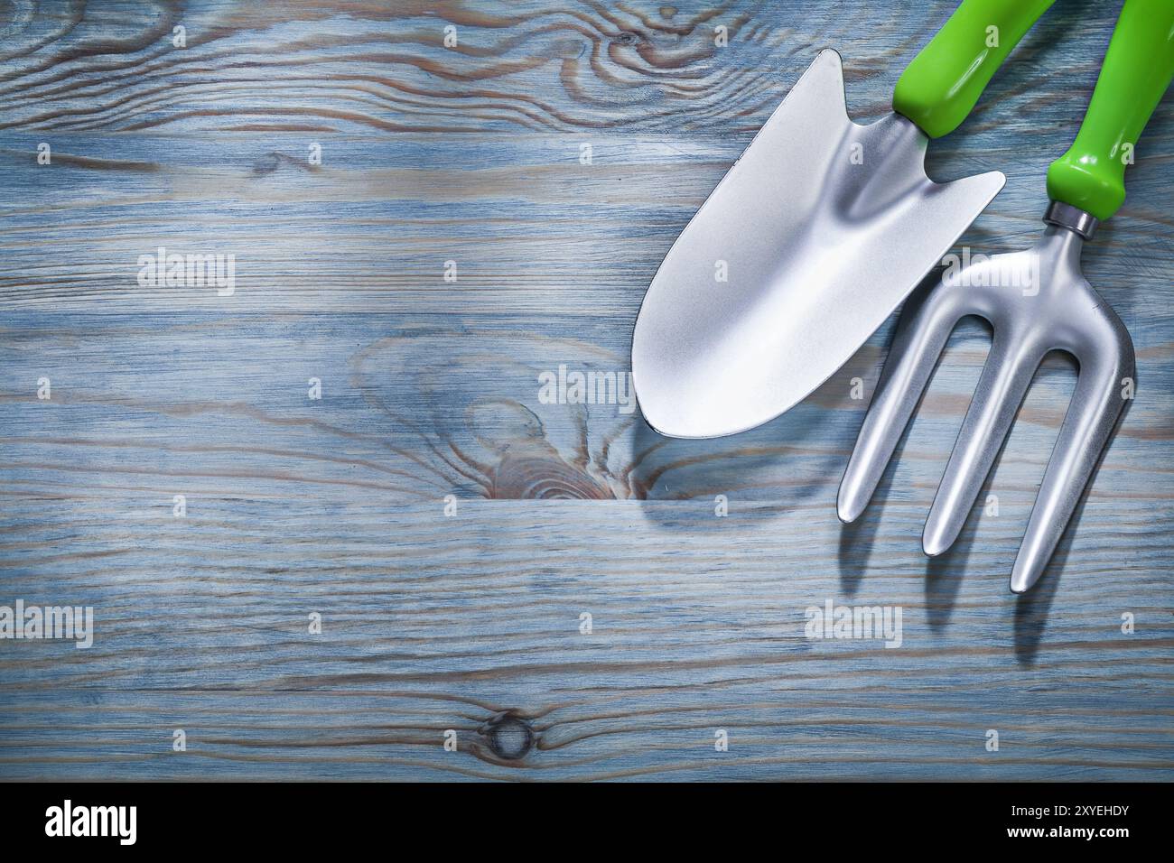 Fourche à truelle à bêche à la main sur concept de jardinage en planche en bois Banque D'Images