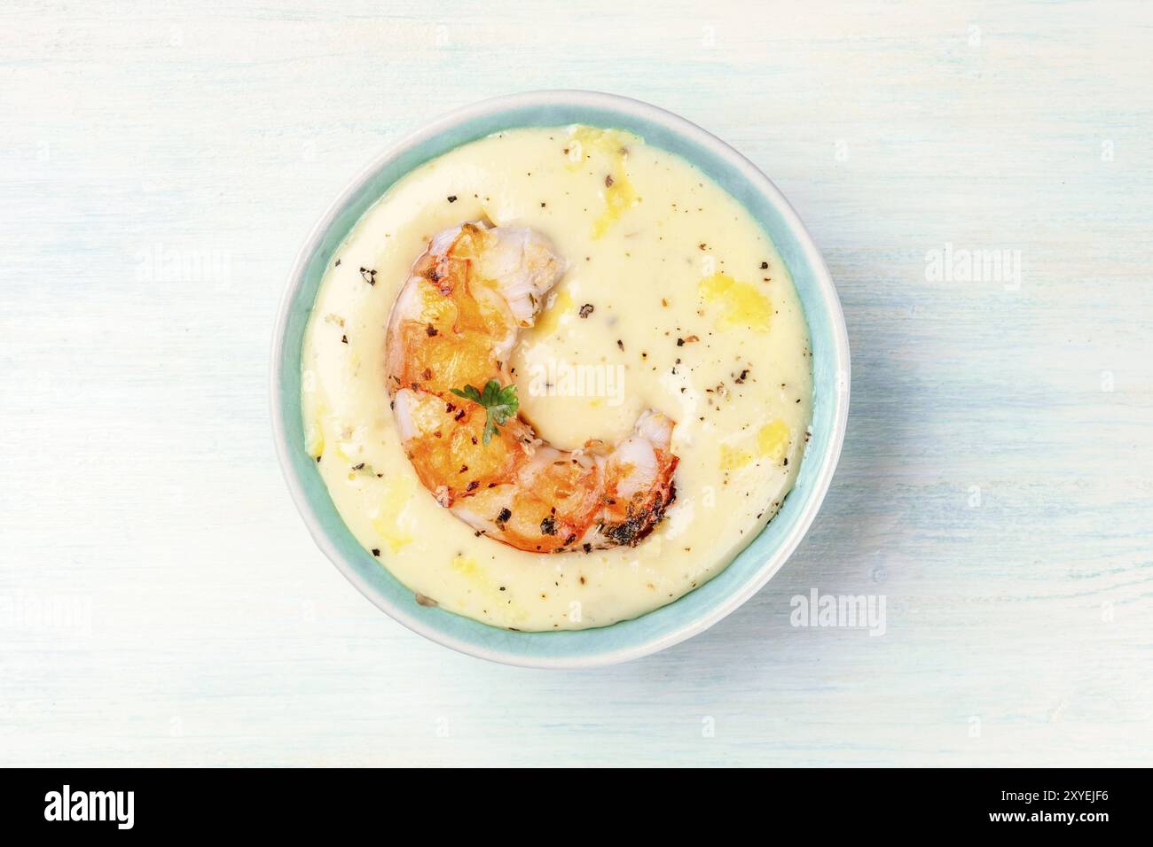 Une crevette dans un bol de sauce caesar avec de la mayonnaise, sel, poivre et le zeste de citron, de fruits de mer apéritif Banque D'Images