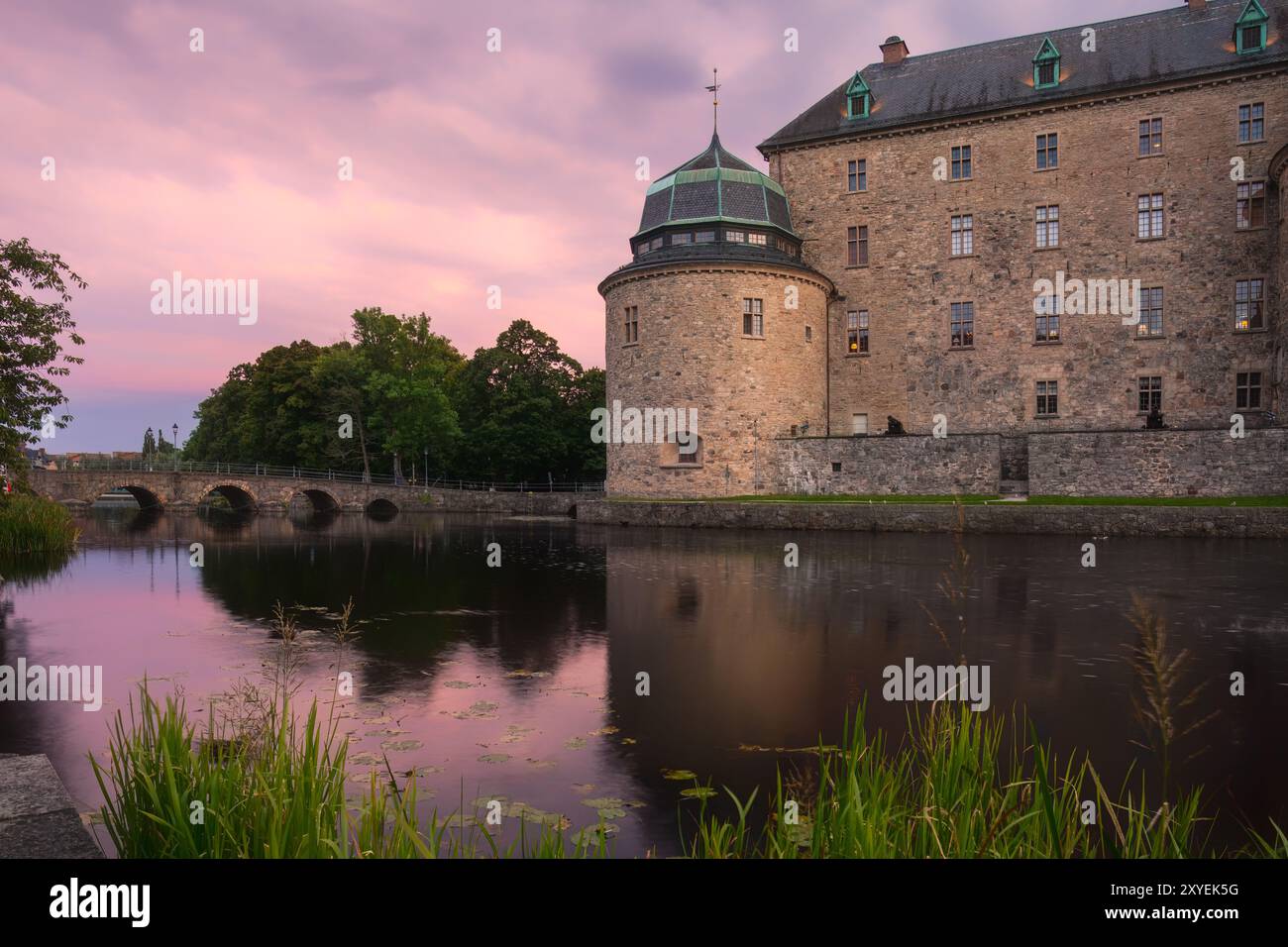 Château médiéval d'Orebro est une fortification à la rivière Svartan contre le ciel synset. Destination touristique et historique. Suède. Copier l'espace Banque D'Images