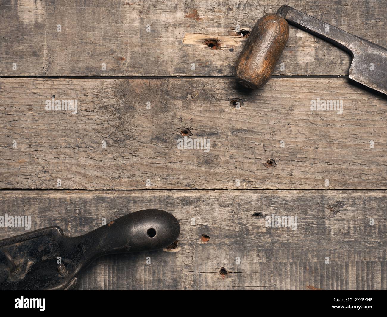 Outils de charpentier sur un fond en bois rustique avec un espace réservé au texte Banque D'Images