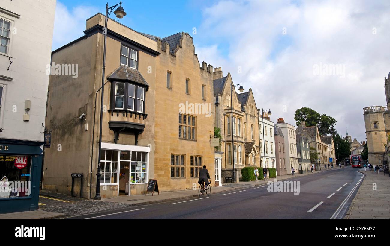 St Aldates Street view de la personne homme cycliste cycliste le long de la route devant le café, bâtiments près de Christ Church College dans la ville d'Oxford OX1 2024 KATHY DEWITT Banque D'Images