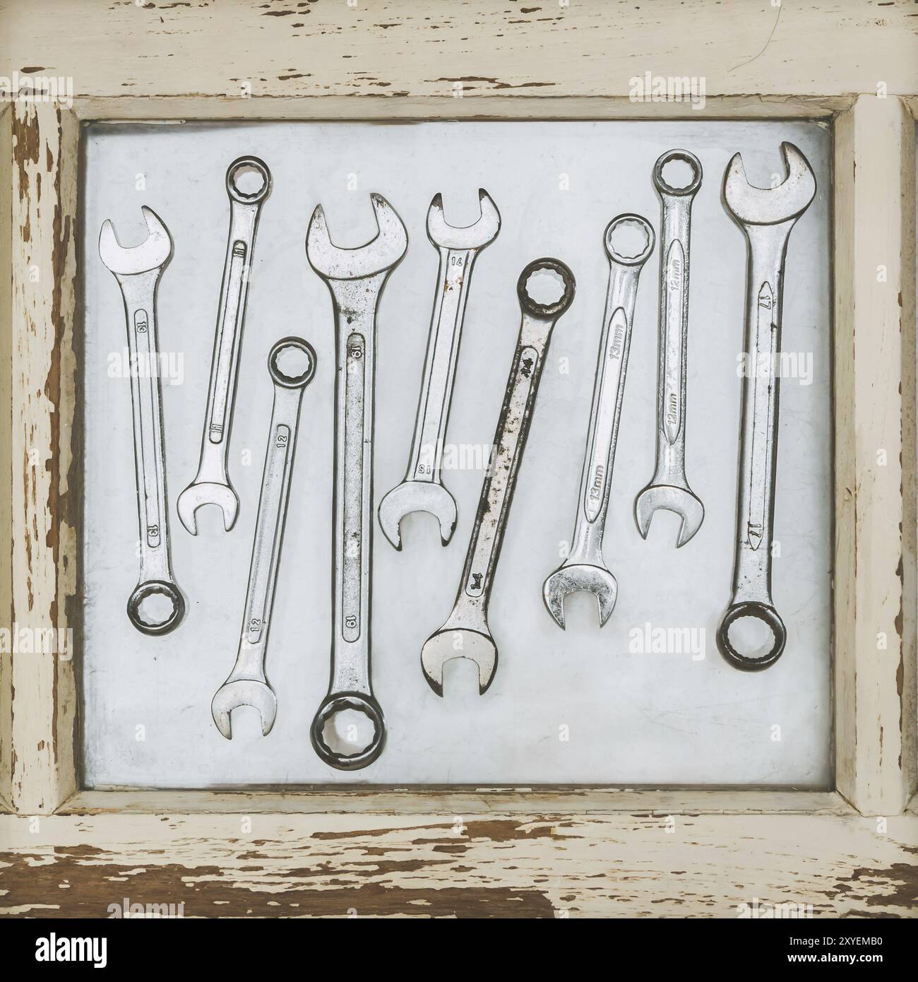 Équipement de travail en acier à outils Wrenchs sur vieux cadre en bois Banque D'Images