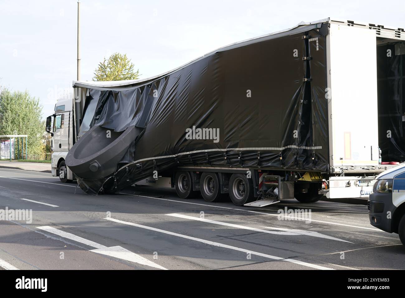 Accident impliquant un poids lourd dans le centre de Magdebourg. La charge a glissé et s'est écrasée Banque D'Images