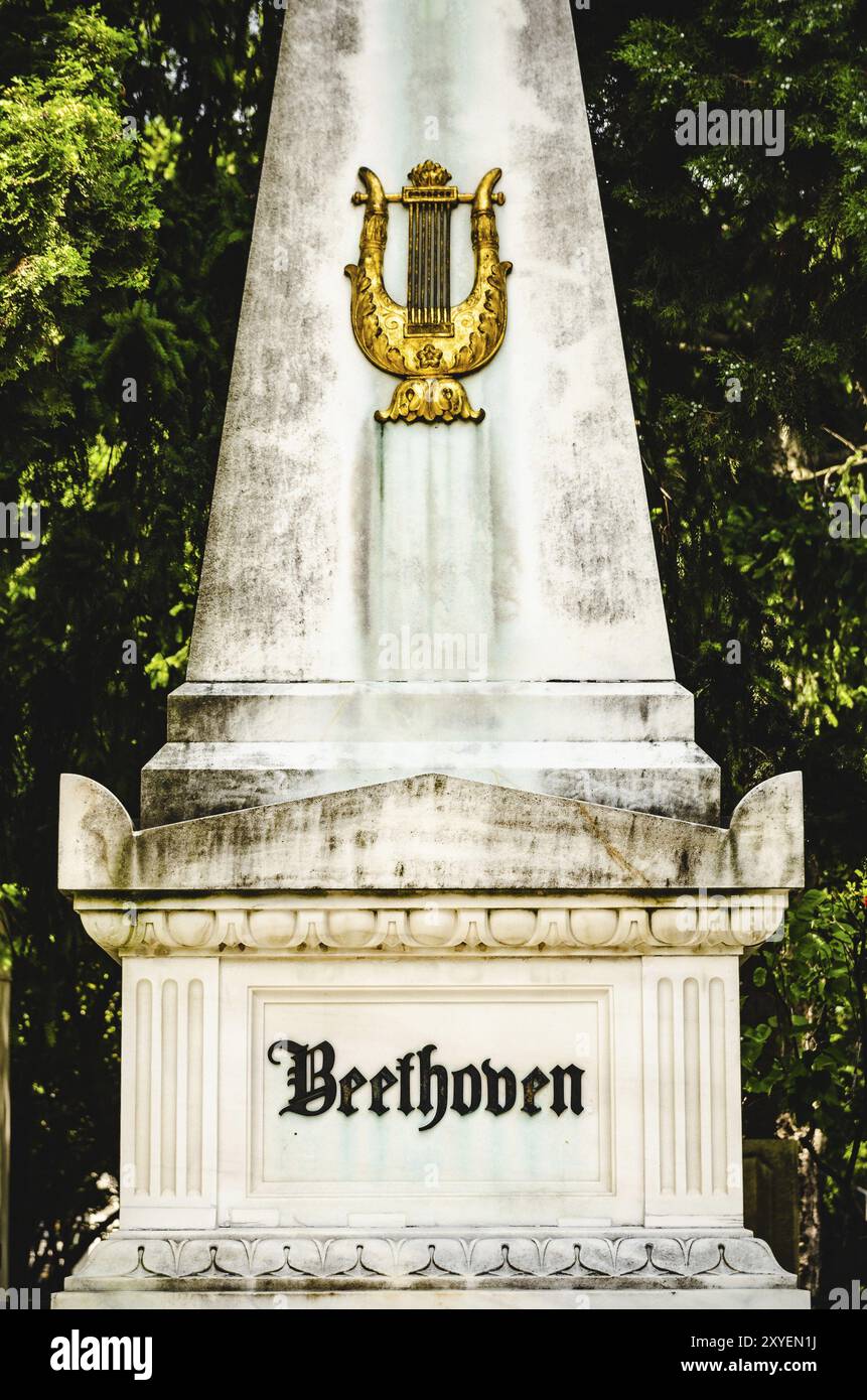 Vienne, Autriche, 12.07 2013 : la pierre tombale de Beethoven parmi les arbres au cimetière central de Vienne, Europe Banque D'Images