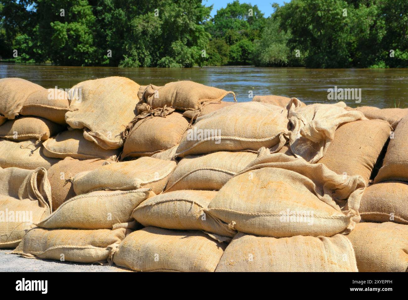 Sacs de sable pendant les inondations de 2013 à Magdebourg sur l'Elbe Banque D'Images