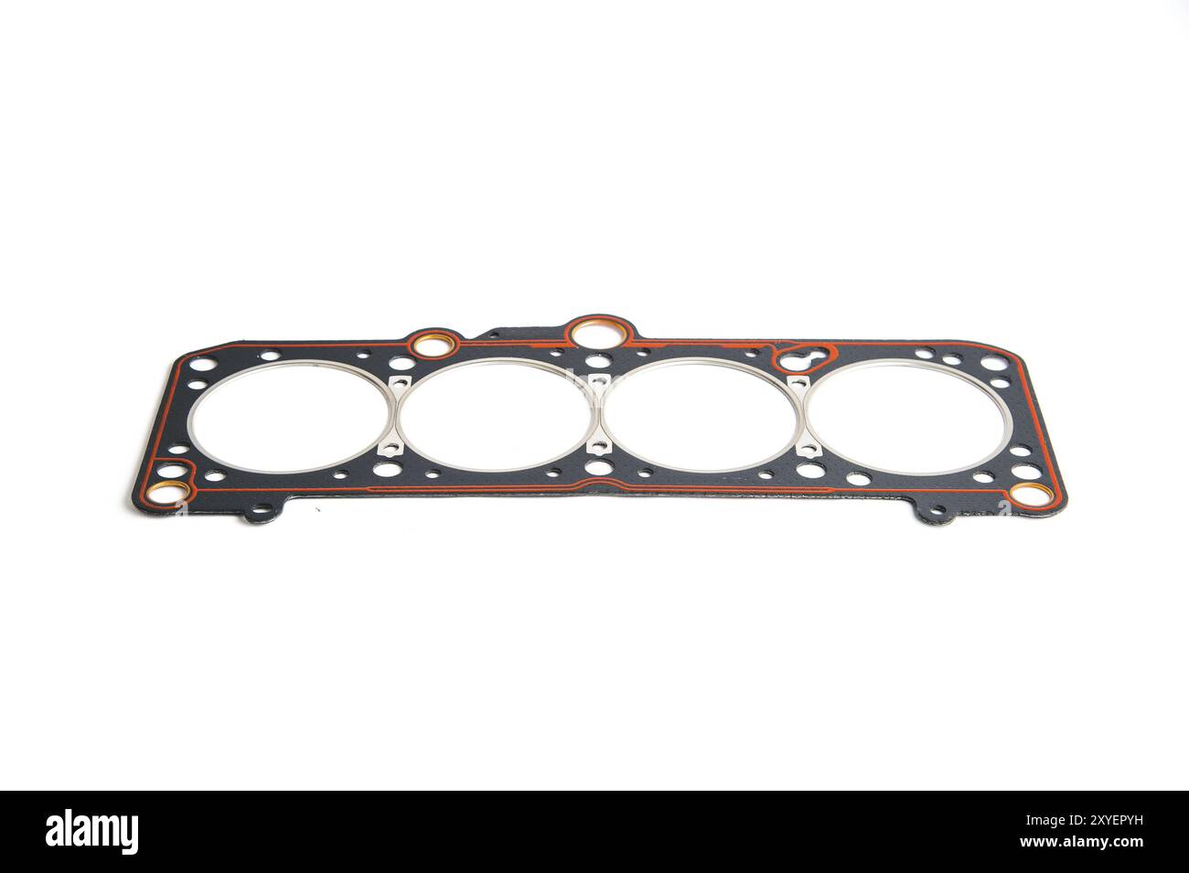 Joint de culasse brillant avec bande orange pour moteur à essence. isolé sur fond blanc. Pièces de rechange pour réparation automobile Banque D'Images