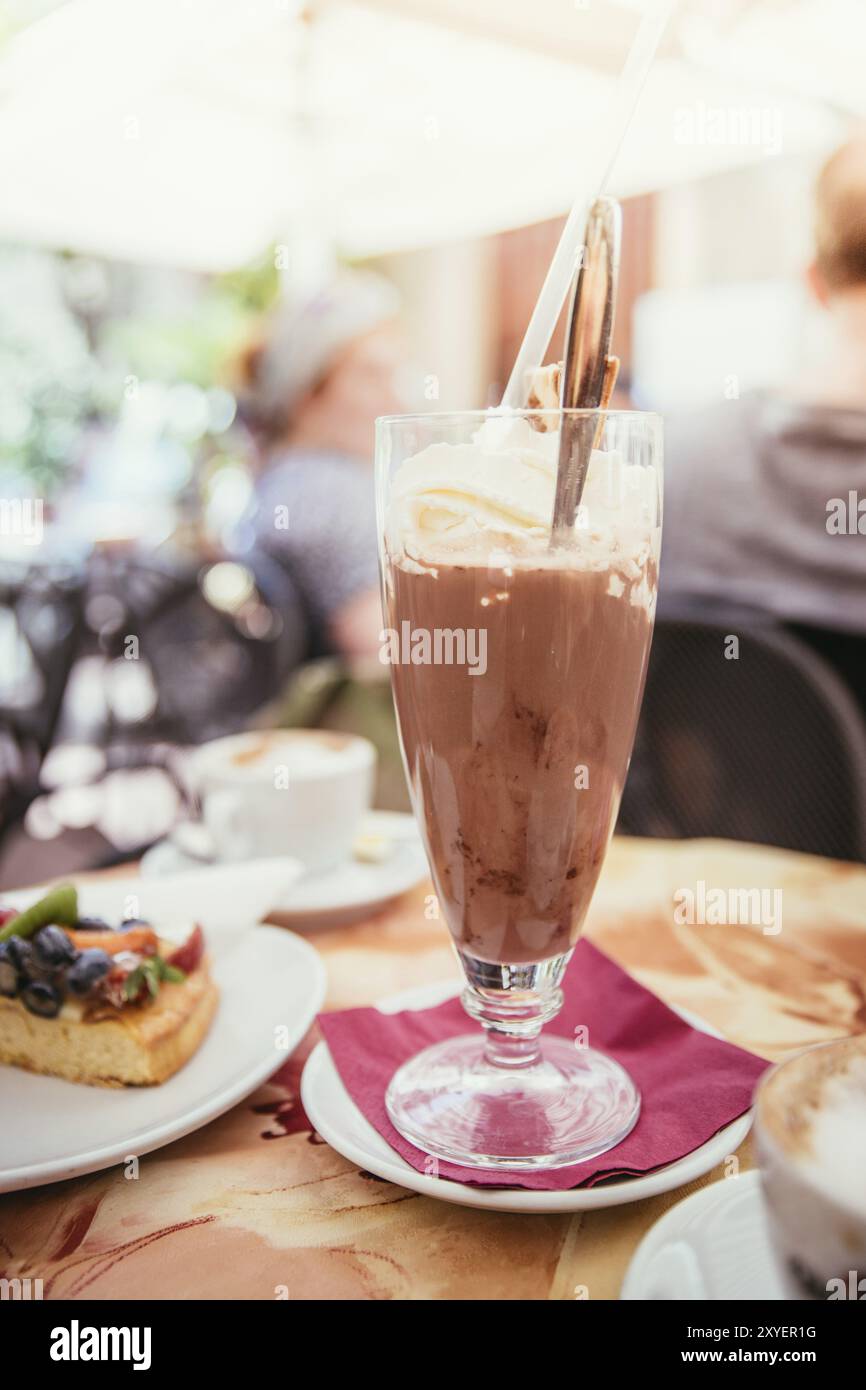 Gros plan d'un café glacé dans un café italien Banque D'Images