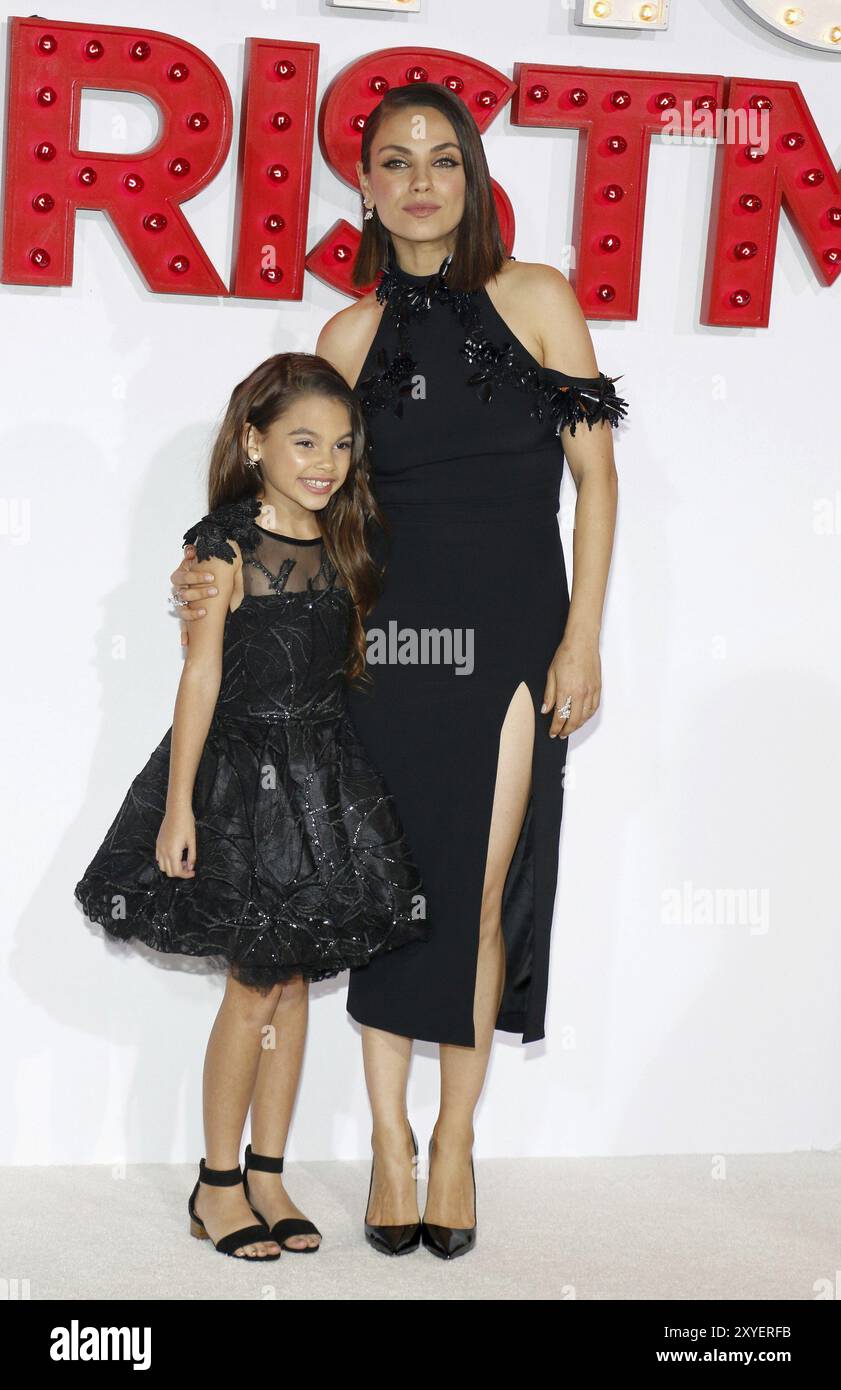 Mila Kunis et Ariana Greenblatt lors de la première à Los Angeles du « Noël Des Bad Moms » qui s'est tenue au Regency Village Theatre de Westwood, aux États-Unis, le mois d'octobre Banque D'Images