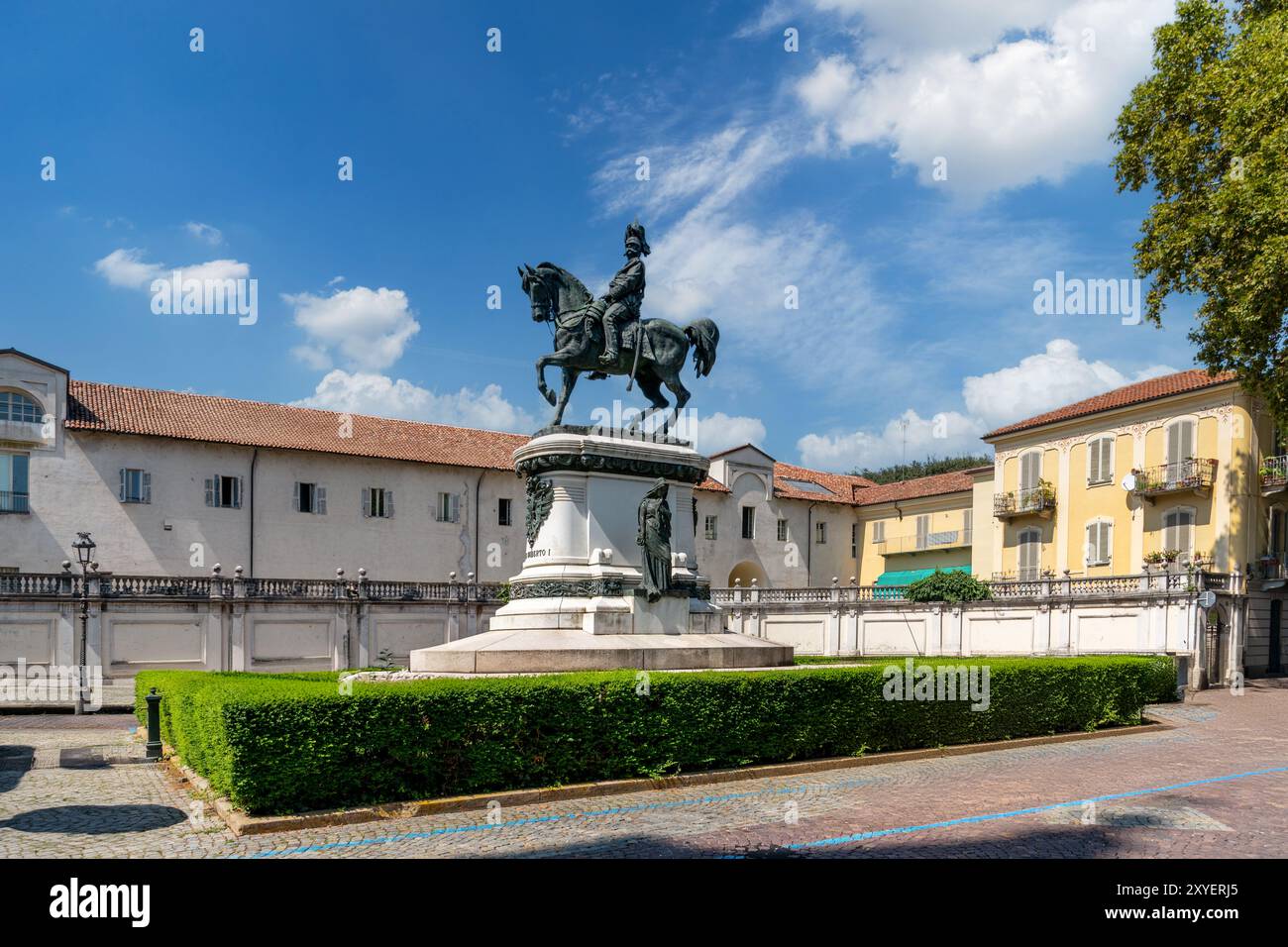 Asti, Italie - 20 août 2024 : monument équestre dédié au roi Umberto 1er de Savoie sur la place Cairoli Banque D'Images