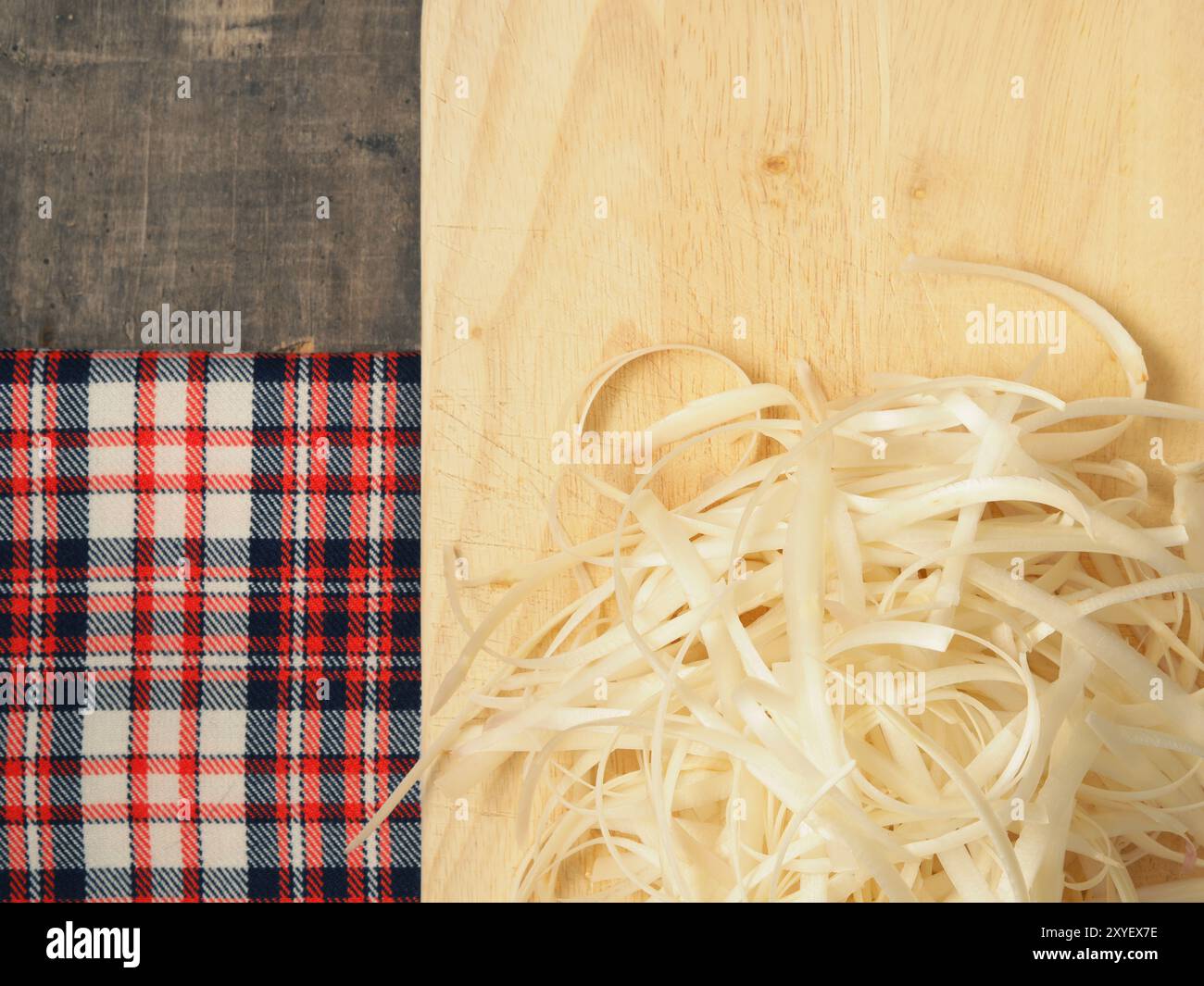 Pelures d'asperges sur une planche à découper en bois sur une table de cuisine rustique Banque D'Images