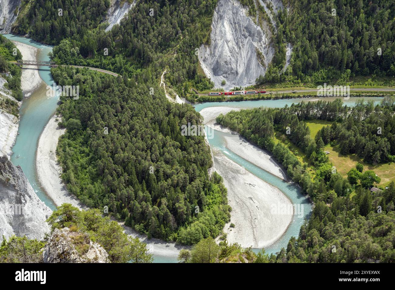 Un train du Glacier Express traverse les gorges du Rhin, Ruinaulta, Rhin antérieur, Flims, Graubuenden, Suisse, Europe Banque D'Images