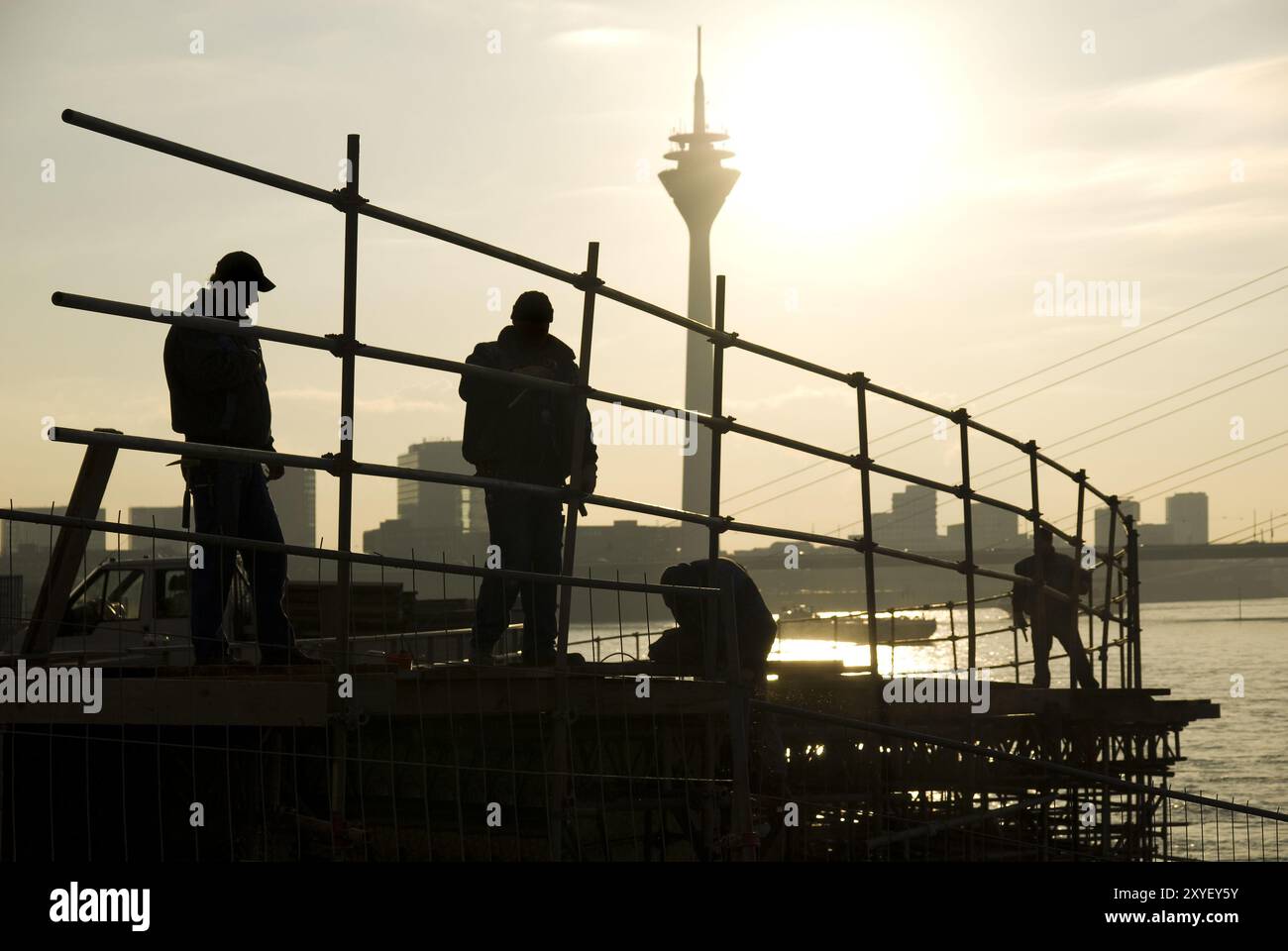 Ouvriers du bâtiment sur les rives du Rhin à Duesseldorf Banque D'Images