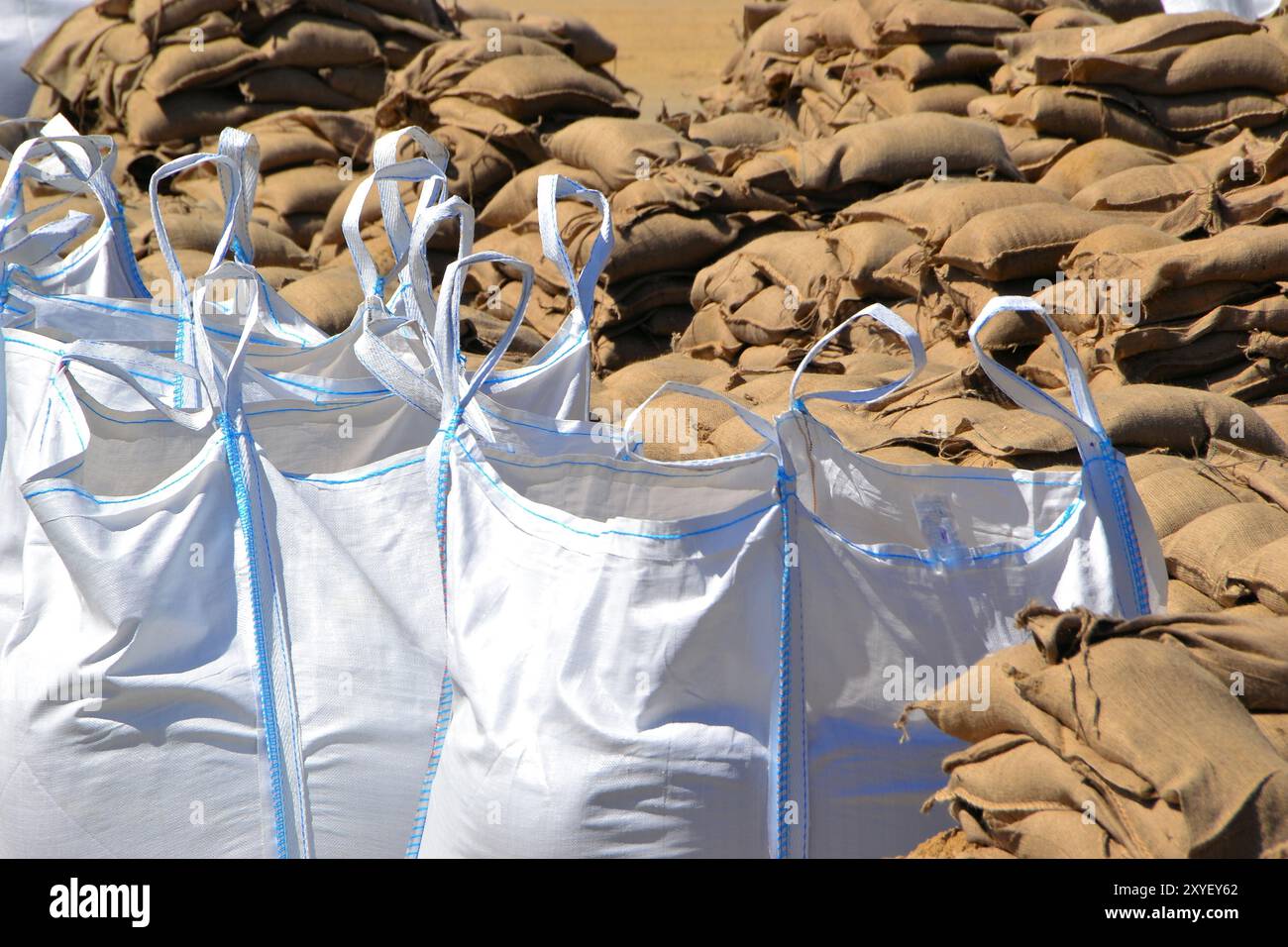 Sacs de sable sur palettes lors des inondations de 2013 à Magdebourg Banque D'Images